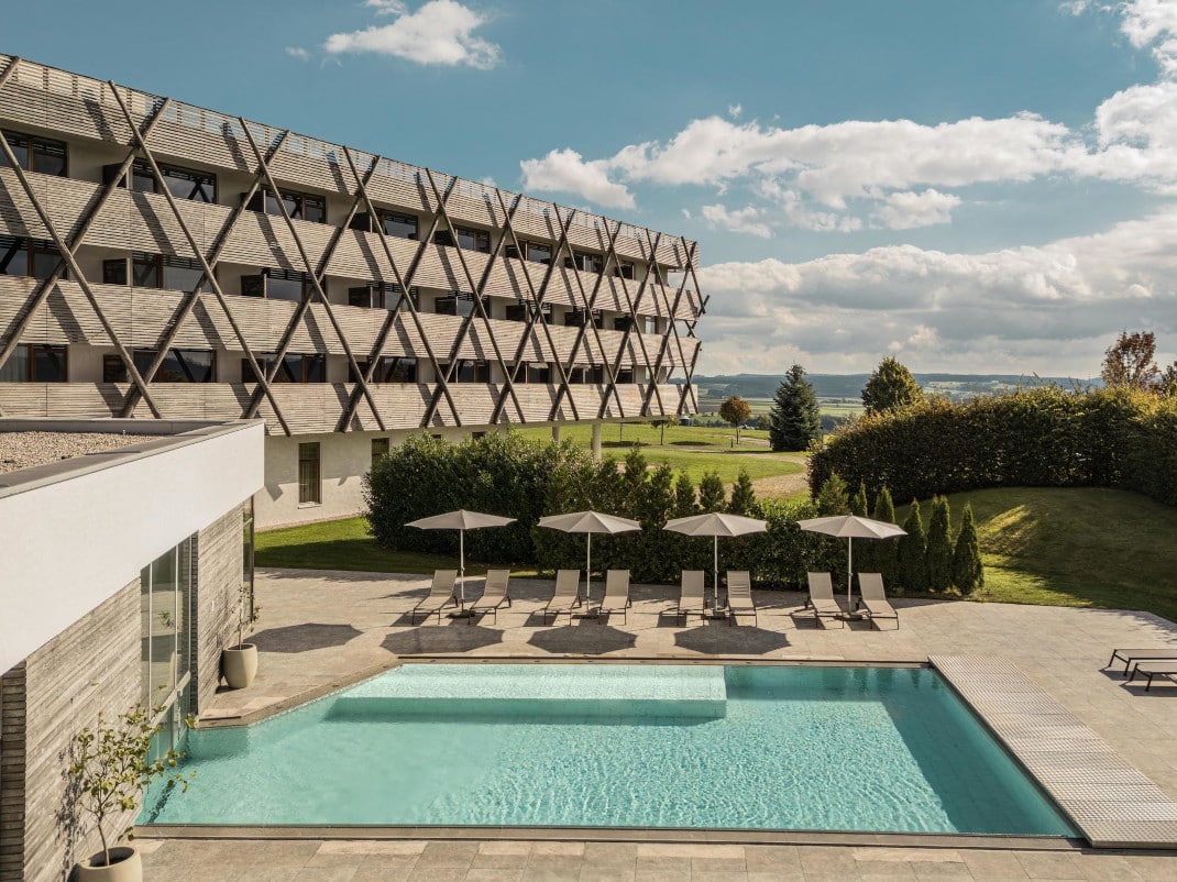 Blick vom Pool auf die Hotelfassade
